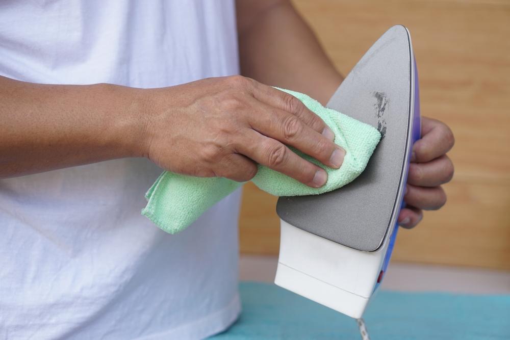 Semelle de fer à repasser brûlée ou collante ? Voici 5 astuces maison qui marchent vraiment Nettoyage semelle de fer