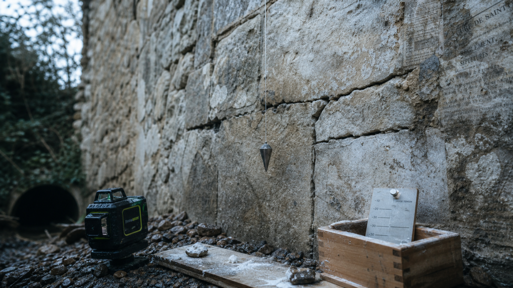 Renforcer un mur en pierre qui penche : fissures et contrôle au niveau