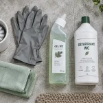 Comment nettoyer des toilettes : détartrant anti-tartre, brosse et gants